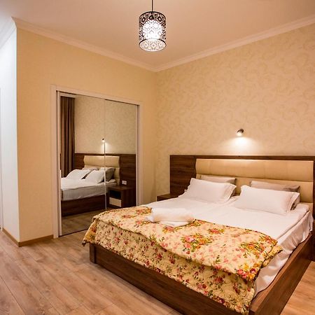 Yellow Apartment In Avlabari Tbilisi Esterno foto