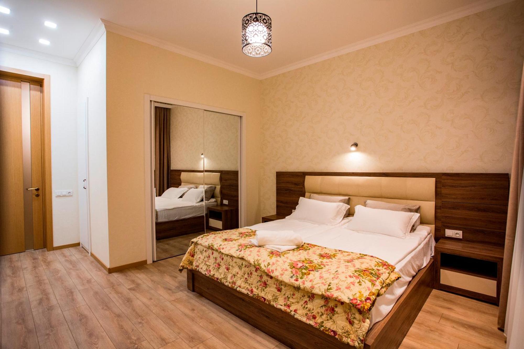 Yellow Apartment In Avlabari Tbilisi Esterno foto