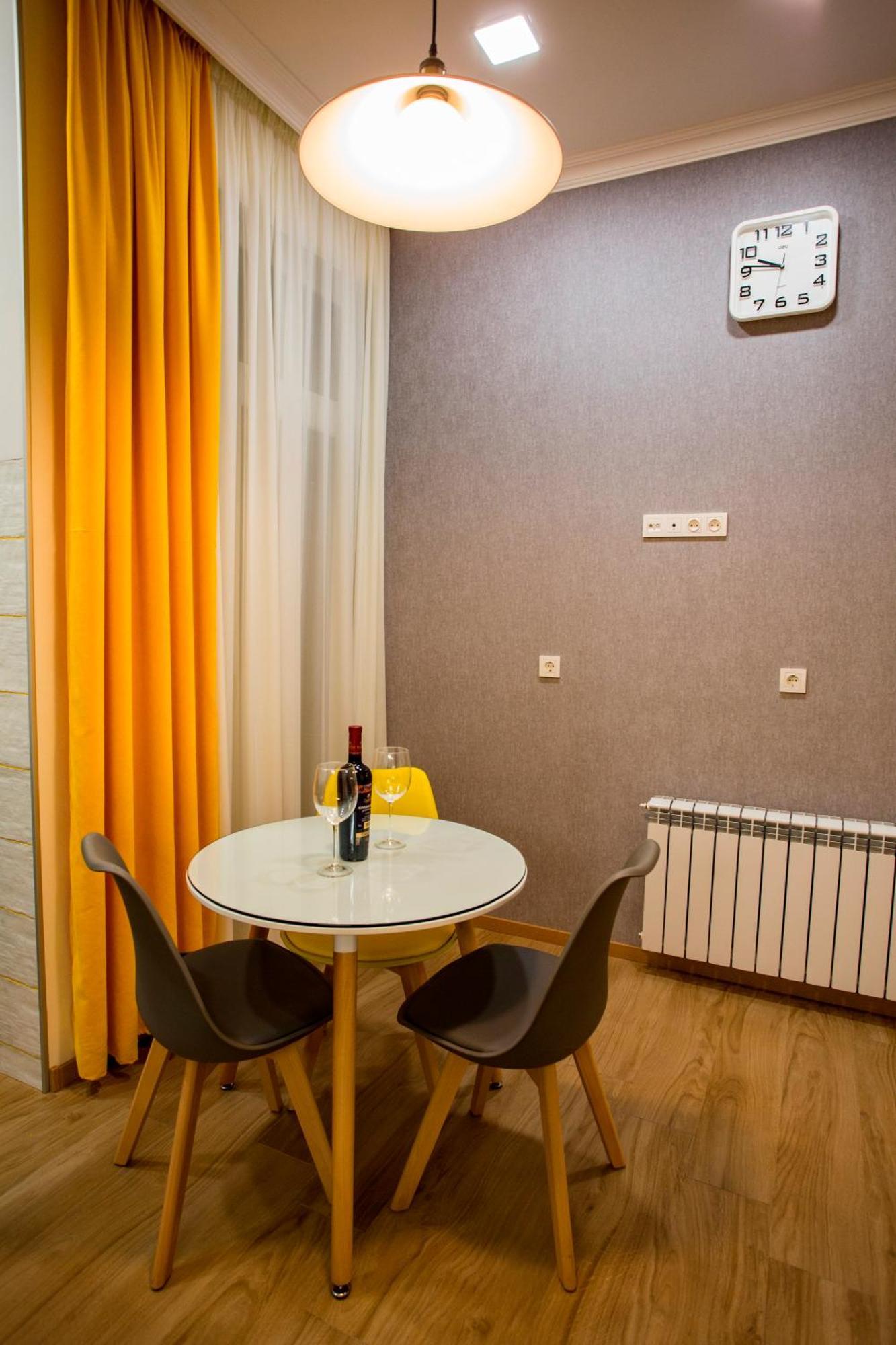 Yellow Apartment In Avlabari Tbilisi Esterno foto