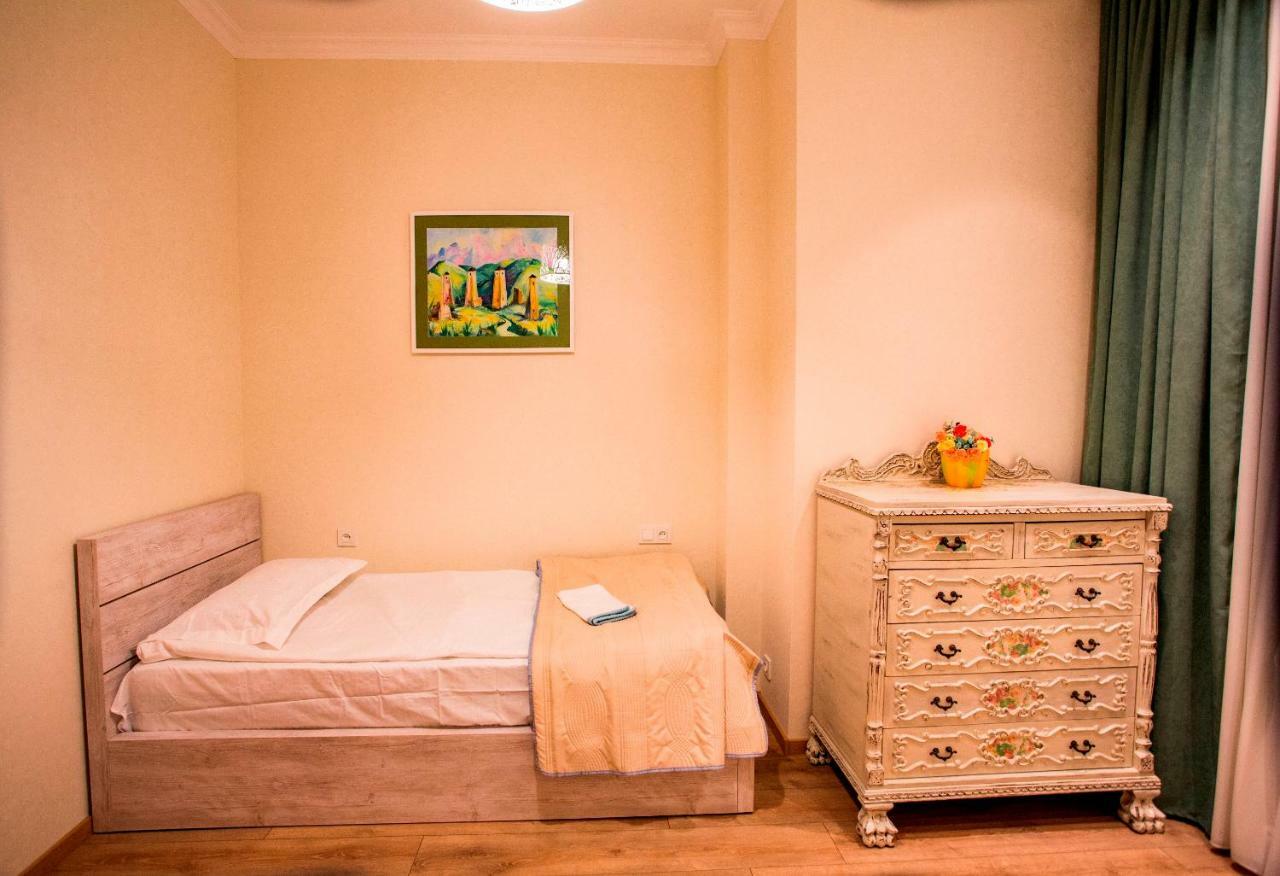 Yellow Apartment In Avlabari Tbilisi Esterno foto