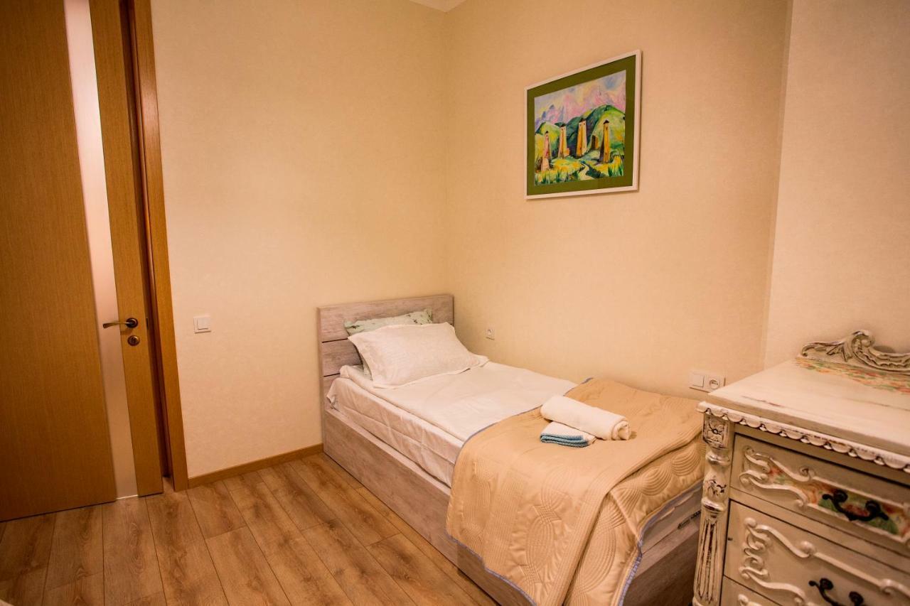 Yellow Apartment In Avlabari Tbilisi Esterno foto