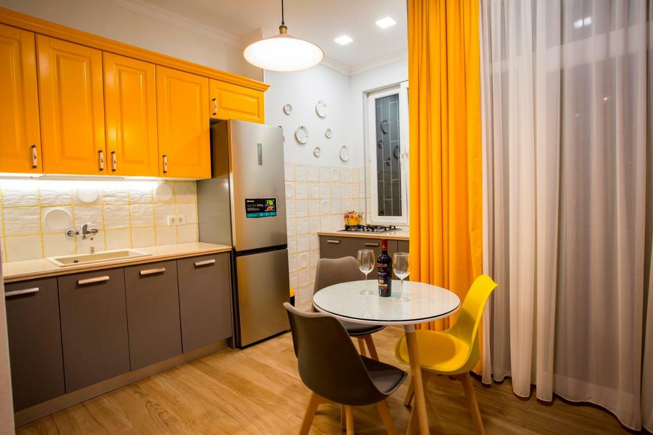 Yellow Apartment In Avlabari Tbilisi Esterno foto